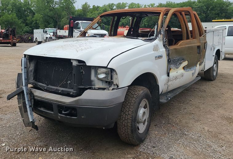 image for item MO9975 2005 Ford F250 Super Duty  Crew Cab utility bed pickup truck