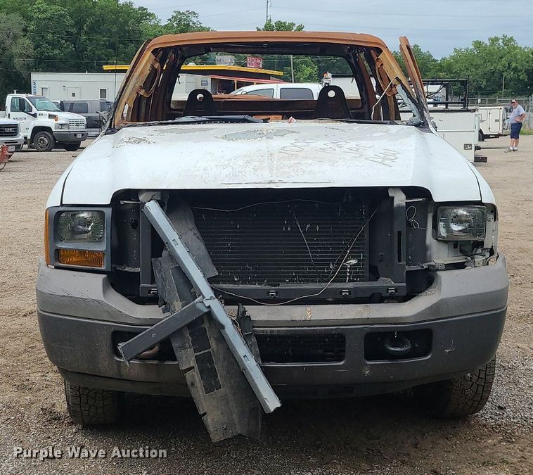 image for item MO9975 2005 Ford F250 Super Duty  Crew Cab utility bed pickup truck