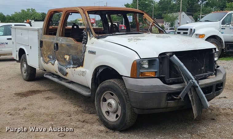 image for item MO9975 2005 Ford F250 Super Duty  Crew Cab utility bed pickup truck