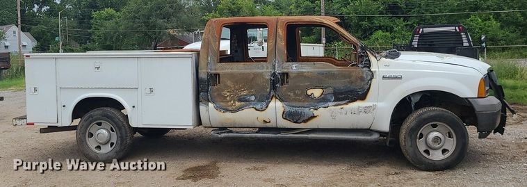 image for item MO9975 2005 Ford F250 Super Duty  Crew Cab utility bed pickup truck