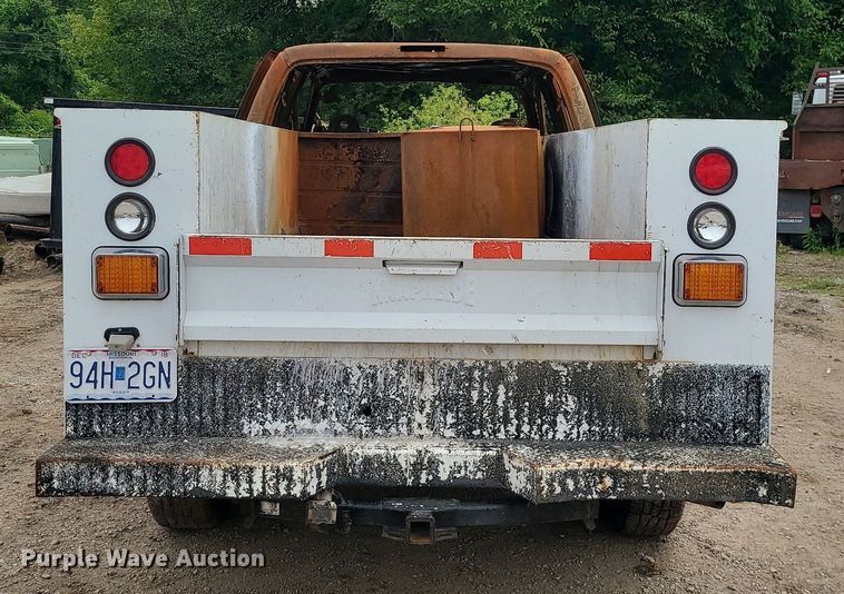 image for item MO9975 2005 Ford F250 Super Duty  Crew Cab utility bed pickup truck