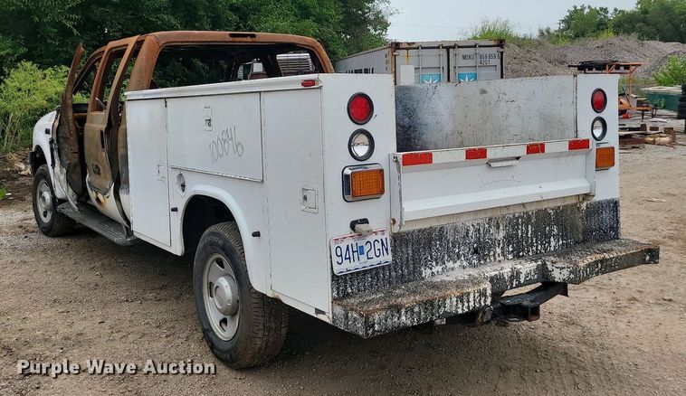 image for item MO9975 2005 Ford F250 Super Duty  Crew Cab utility bed pickup truck