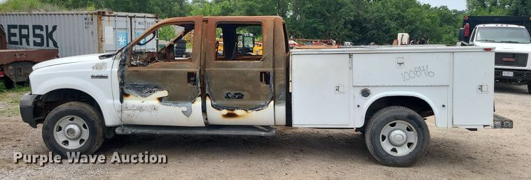 image for item MO9975 2005 Ford F250 Super Duty  Crew Cab utility bed pickup truck