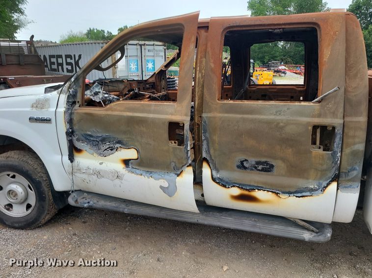 image for item MO9975 2005 Ford F250 Super Duty  Crew Cab utility bed pickup truck