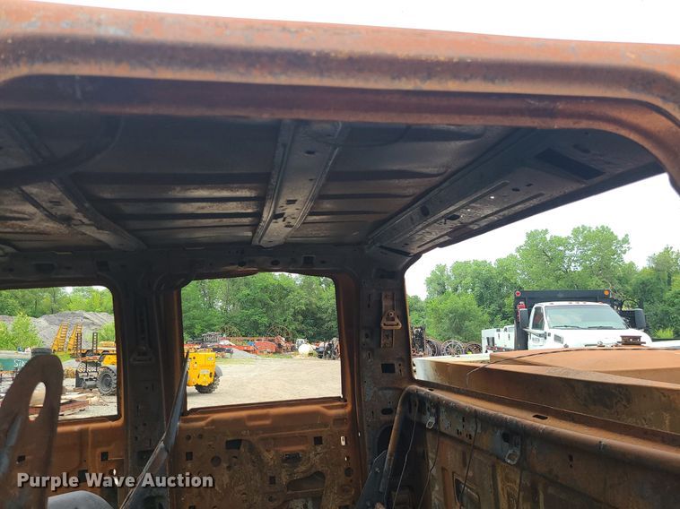 image for item MO9975 2005 Ford F250 Super Duty  Crew Cab utility bed pickup truck