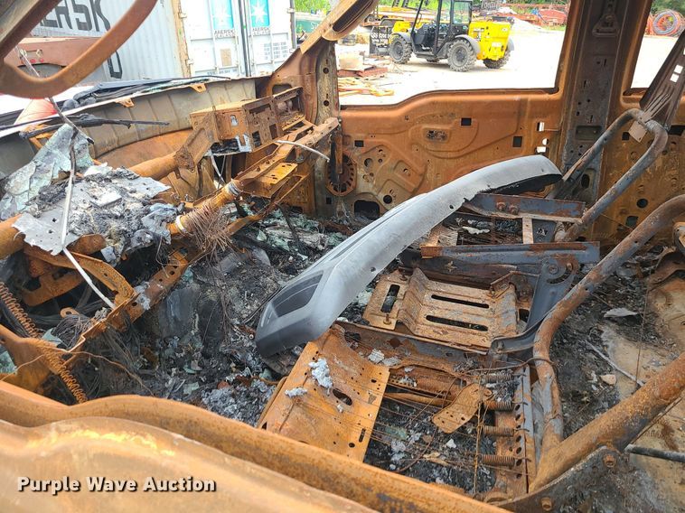 image for item MO9975 2005 Ford F250 Super Duty  Crew Cab utility bed pickup truck