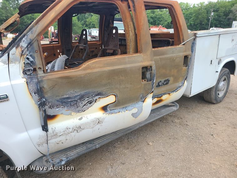 image for item MO9975 2005 Ford F250 Super Duty  Crew Cab utility bed pickup truck