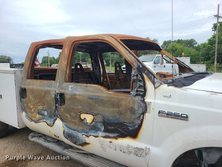 image for item MO9975 2005 Ford F250 Super Duty  Crew Cab utility bed pickup truck