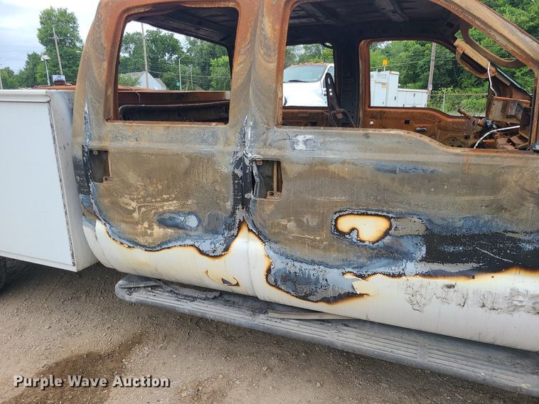 image for item MO9975 2005 Ford F250 Super Duty  Crew Cab utility bed pickup truck