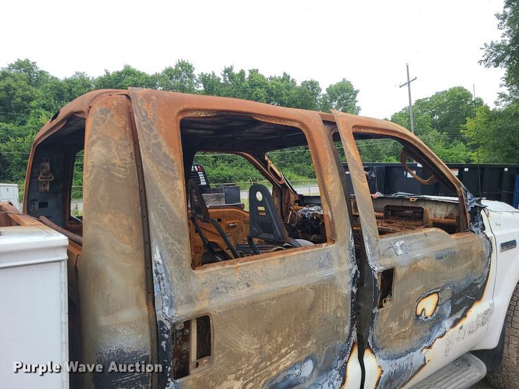 image for item MO9975 2005 Ford F250 Super Duty  Crew Cab utility bed pickup truck