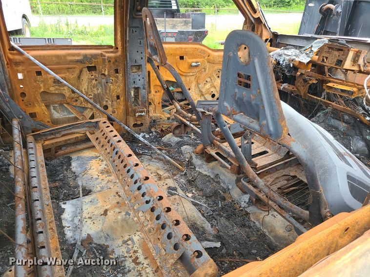 image for item MO9975 2005 Ford F250 Super Duty  Crew Cab utility bed pickup truck