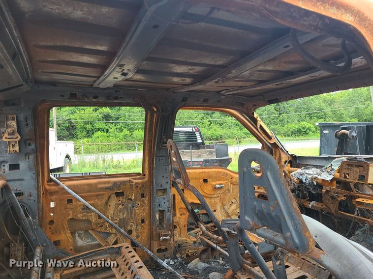 image for item MO9975 2005 Ford F250 Super Duty  Crew Cab utility bed pickup truck