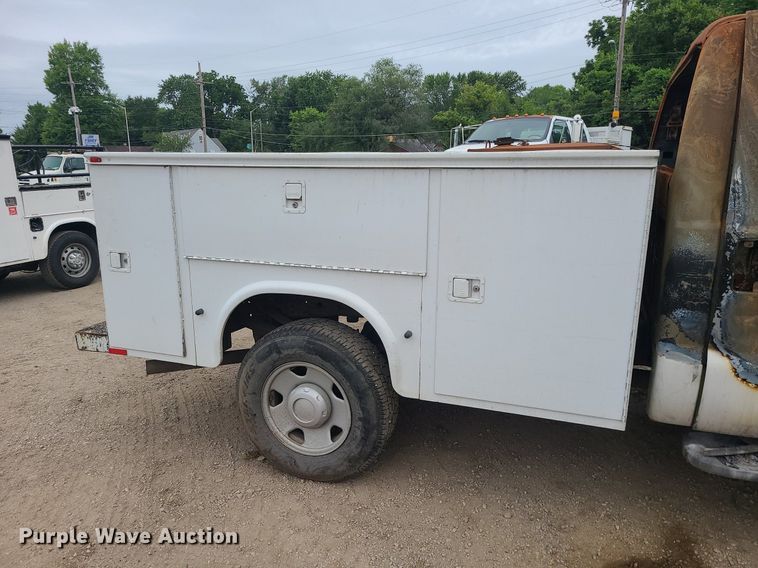 image for item MO9975 2005 Ford F250 Super Duty  Crew Cab utility bed pickup truck