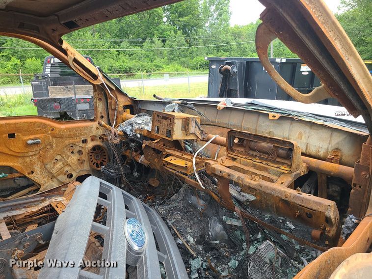 image for item MO9975 2005 Ford F250 Super Duty  Crew Cab utility bed pickup truck