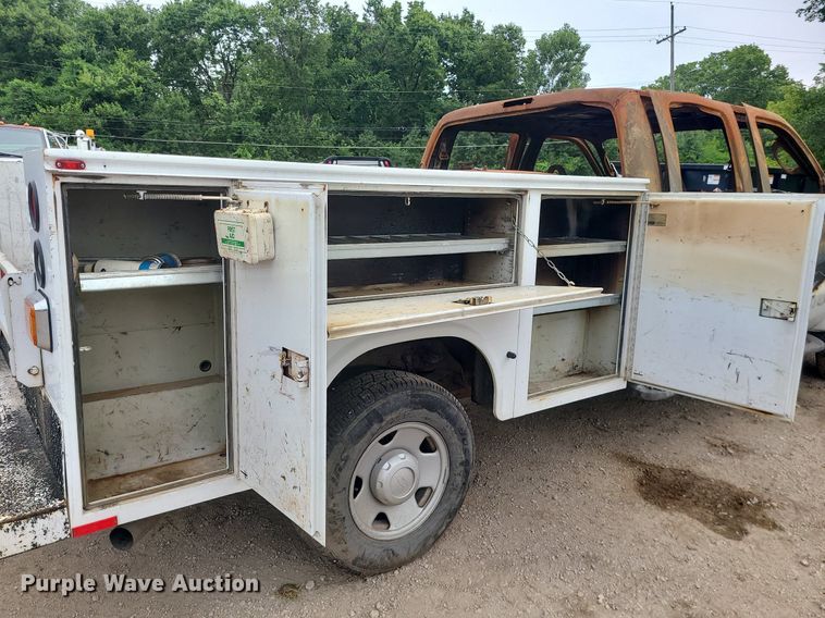 image for item MO9975 2005 Ford F250 Super Duty  Crew Cab utility bed pickup truck