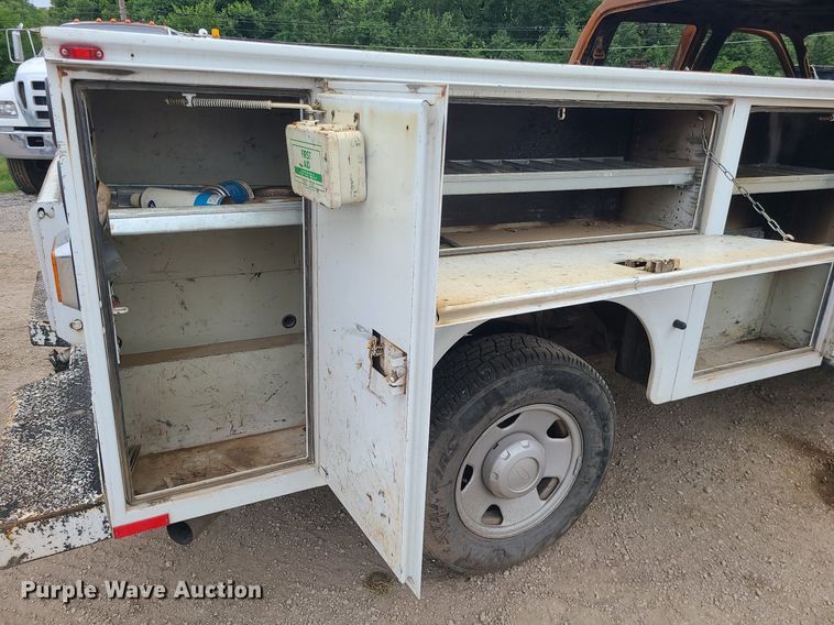 image for item MO9975 2005 Ford F250 Super Duty  Crew Cab utility bed pickup truck