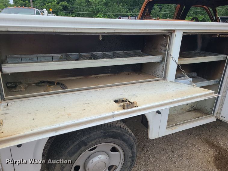 image for item MO9975 2005 Ford F250 Super Duty  Crew Cab utility bed pickup truck