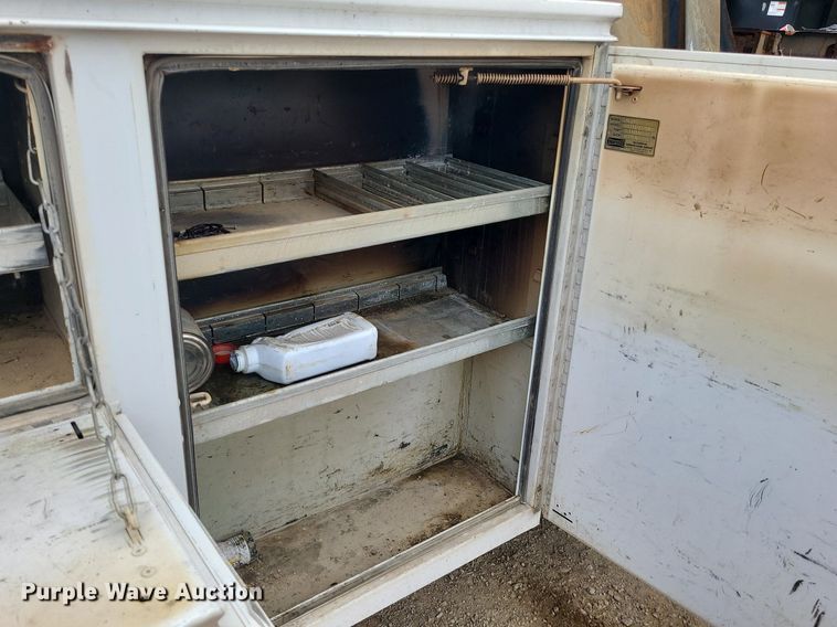 image for item MO9975 2005 Ford F250 Super Duty  Crew Cab utility bed pickup truck