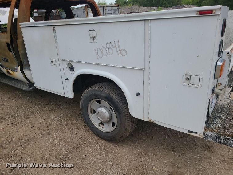 image for item MO9975 2005 Ford F250 Super Duty  Crew Cab utility bed pickup truck