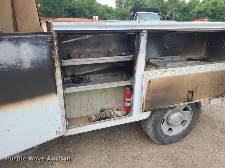 image for item MO9975 2005 Ford F250 Super Duty  Crew Cab utility bed pickup truck