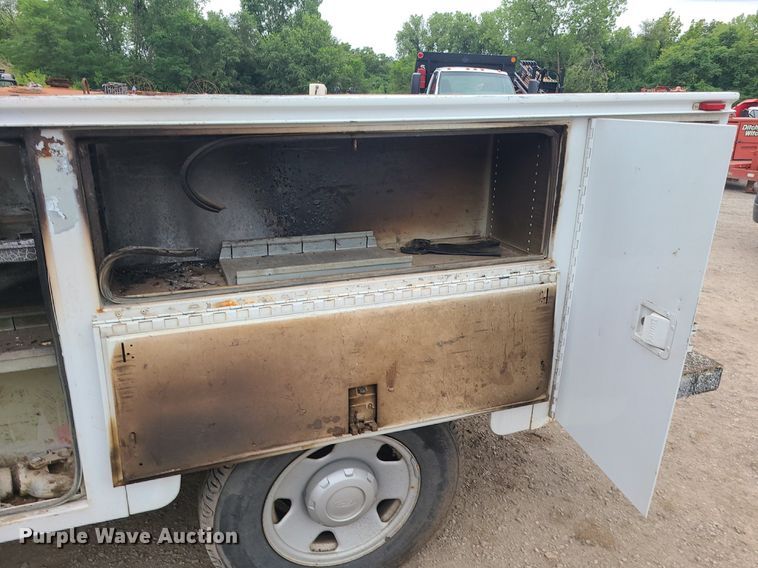 image for item MO9975 2005 Ford F250 Super Duty  Crew Cab utility bed pickup truck