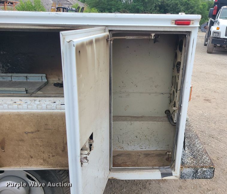 image for item MO9975 2005 Ford F250 Super Duty  Crew Cab utility bed pickup truck