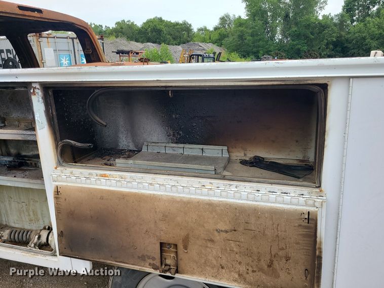 image for item MO9975 2005 Ford F250 Super Duty  Crew Cab utility bed pickup truck