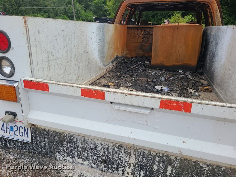 image for item MO9975 2005 Ford F250 Super Duty  Crew Cab utility bed pickup truck