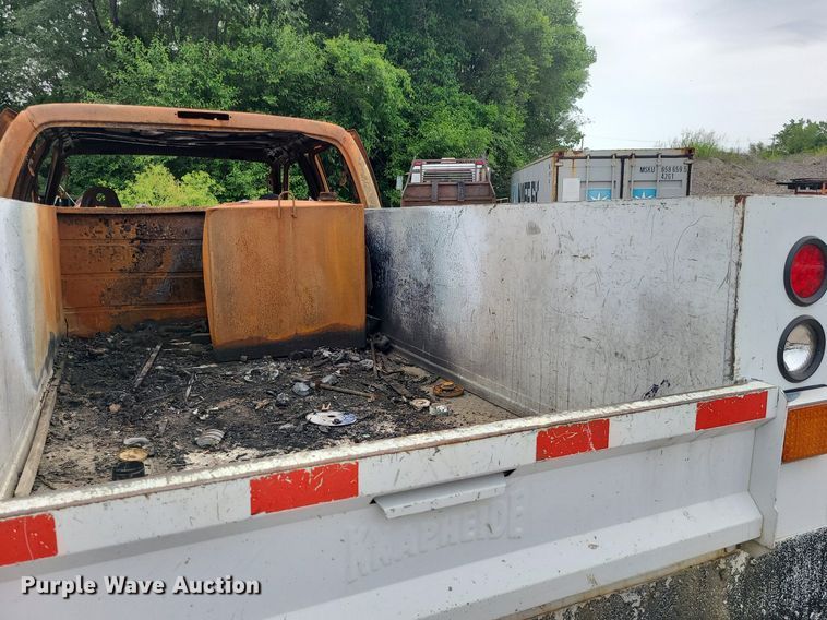 image for item MO9975 2005 Ford F250 Super Duty  Crew Cab utility bed pickup truck