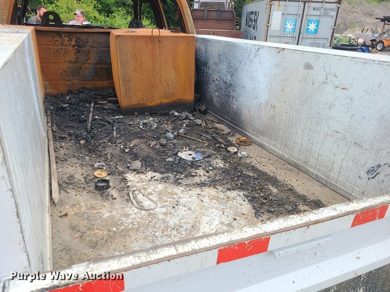 image for item MO9975 2005 Ford F250 Super Duty  Crew Cab utility bed pickup truck