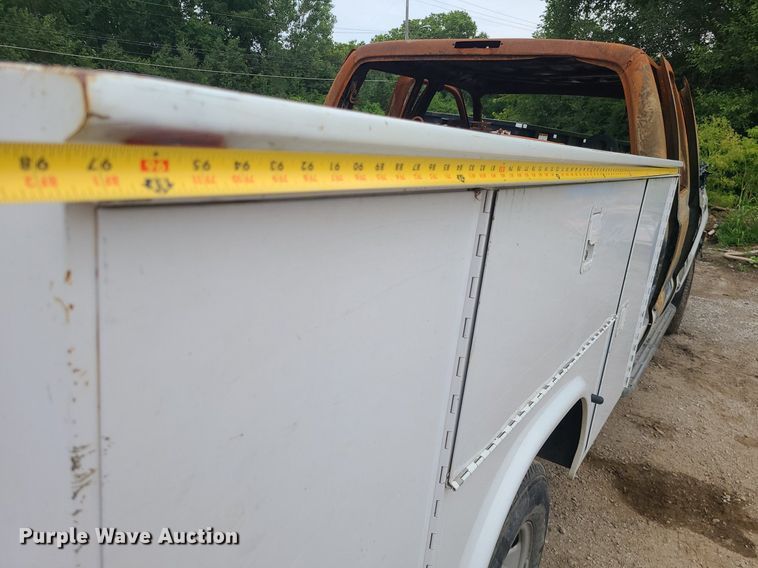 image for item MO9975 2005 Ford F250 Super Duty  Crew Cab utility bed pickup truck