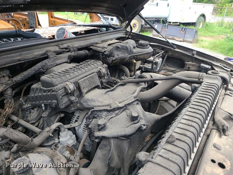 image for item MO9975 2005 Ford F250 Super Duty  Crew Cab utility bed pickup truck