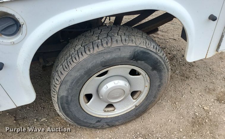 image for item MO9975 2005 Ford F250 Super Duty  Crew Cab utility bed pickup truck