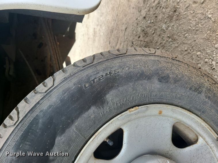 image for item MO9975 2005 Ford F250 Super Duty  Crew Cab utility bed pickup truck