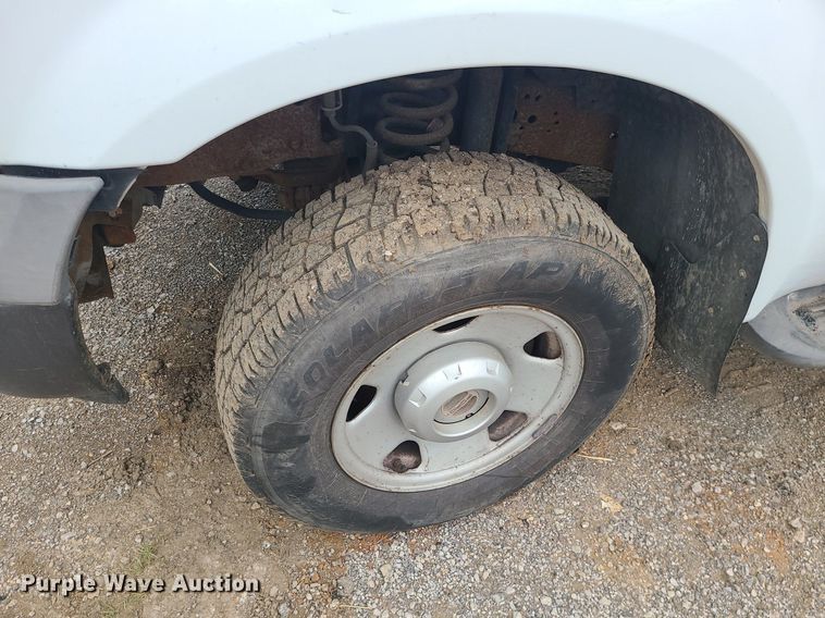 image for item MO9975 2005 Ford F250 Super Duty  Crew Cab utility bed pickup truck