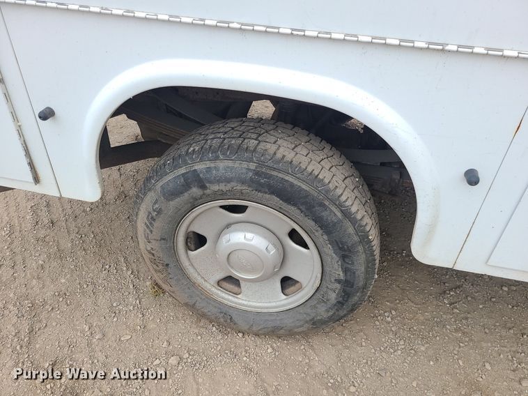 image for item MO9975 2005 Ford F250 Super Duty  Crew Cab utility bed pickup truck