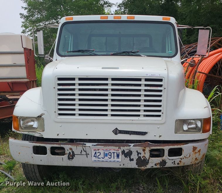 image for item MO9977 1999 International 4700  flatbed truck