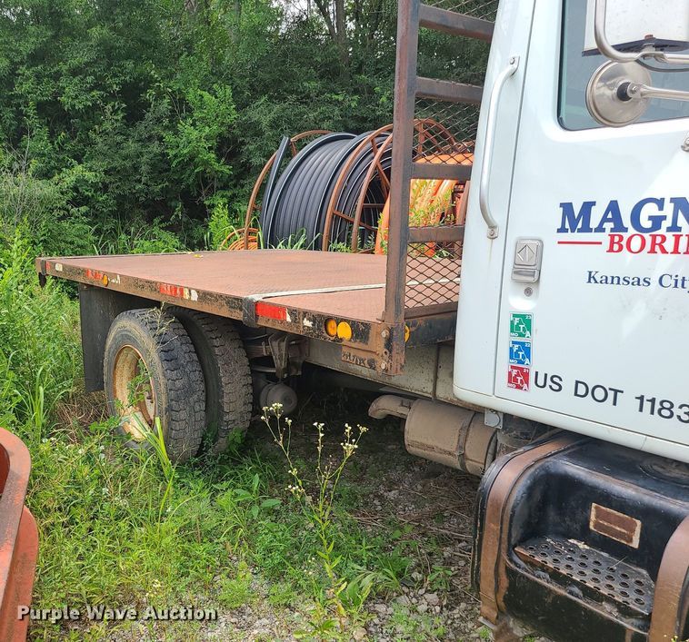 image for item MO9977 1999 International 4700  flatbed truck