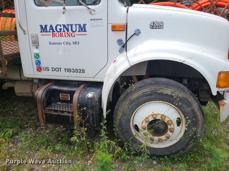 image for item MO9977 1999 International 4700  flatbed truck