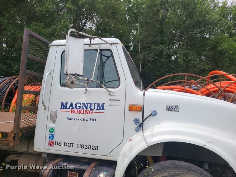 image for item MO9977 1999 International 4700  flatbed truck