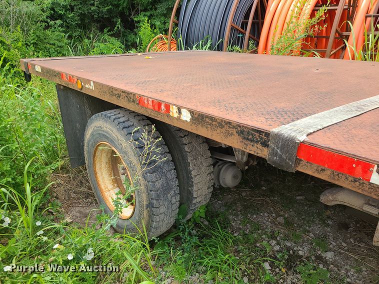 image for item MO9977 1999 International 4700  flatbed truck