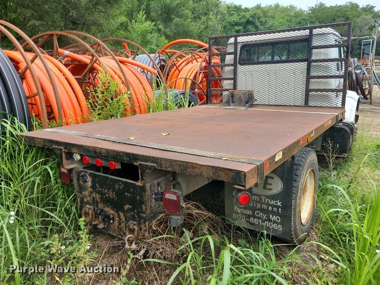 image for item MO9977 1999 International 4700  flatbed truck