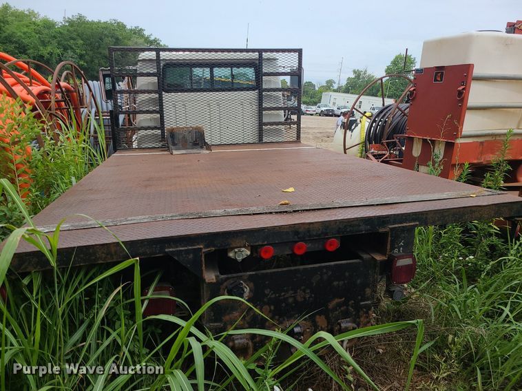 image for item MO9977 1999 International 4700  flatbed truck