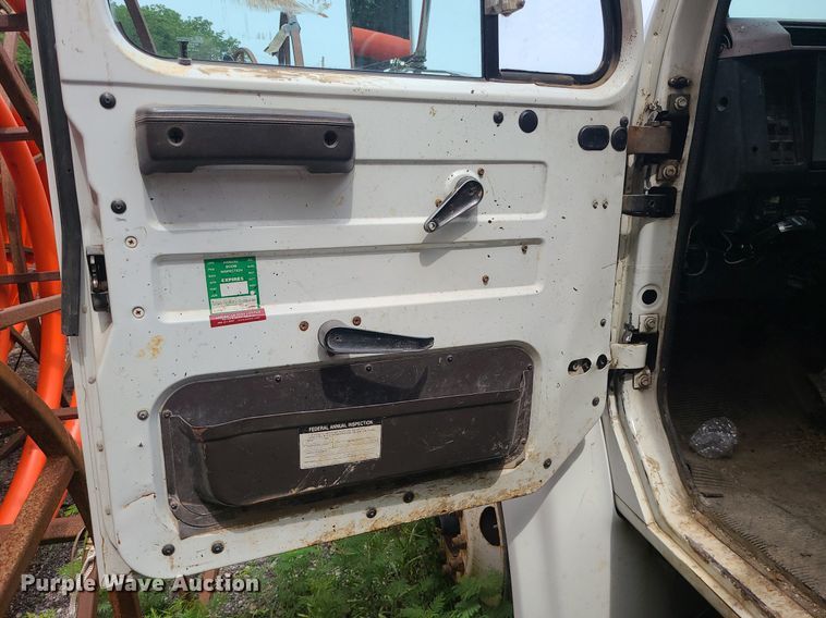 image for item MO9977 1999 International 4700  flatbed truck