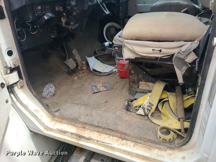 image for item MO9977 1999 International 4700  flatbed truck