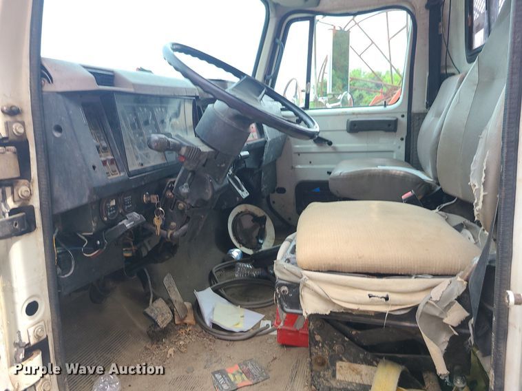 image for item MO9977 1999 International 4700  flatbed truck