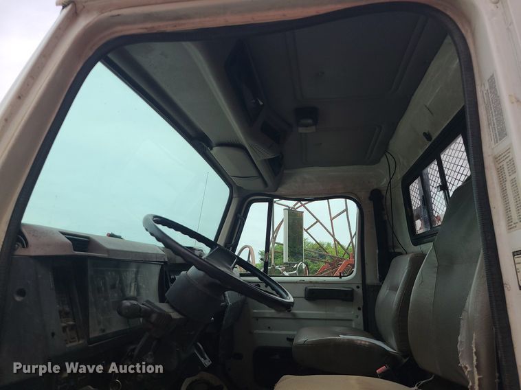 image for item MO9977 1999 International 4700  flatbed truck