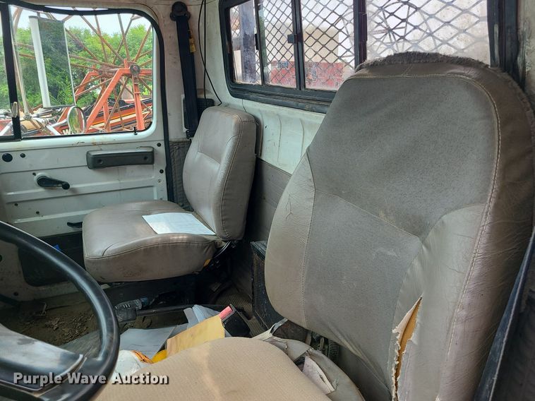 image for item MO9977 1999 International 4700  flatbed truck