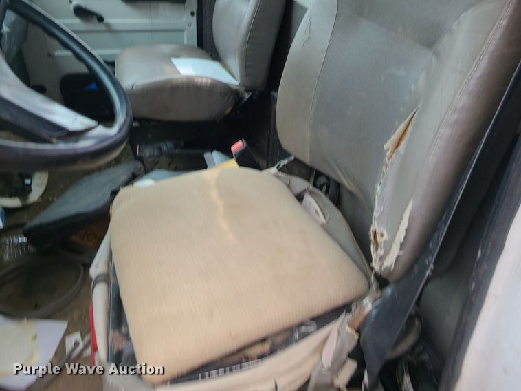 image for item MO9977 1999 International 4700  flatbed truck