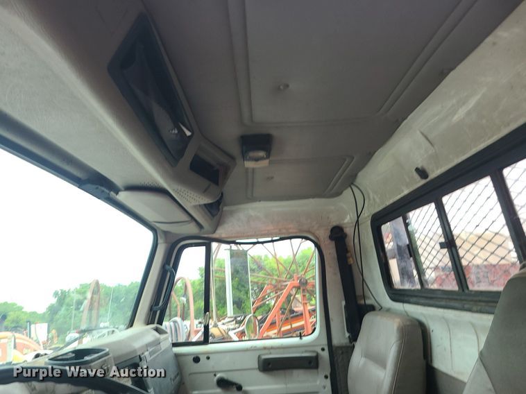 image for item MO9977 1999 International 4700  flatbed truck